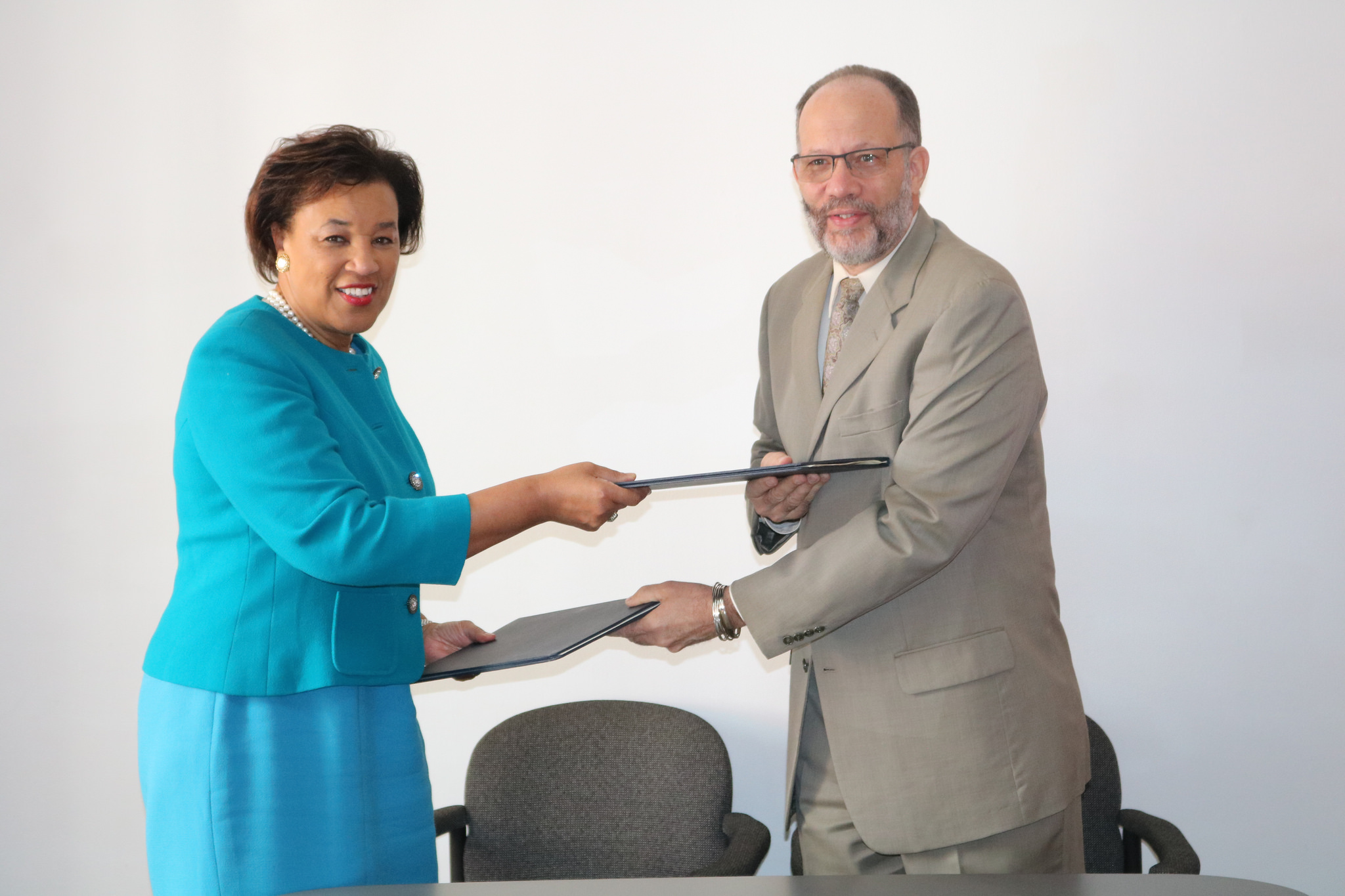 CARICOM SG (r) and Commonwealth SG (l) exchange copies of the MOU
