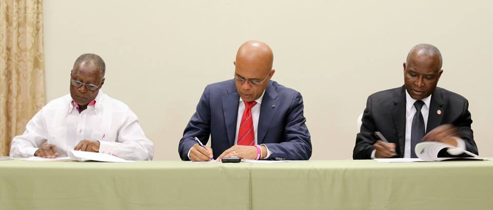 Haiti&rsquo;s President Michel Joseph Martelly, in the presence of the members of the cabinet, members of Parliament and of the diplomatic corps, on Saturday signed the agreement with the presidents of the two houses of parliament to end the country&