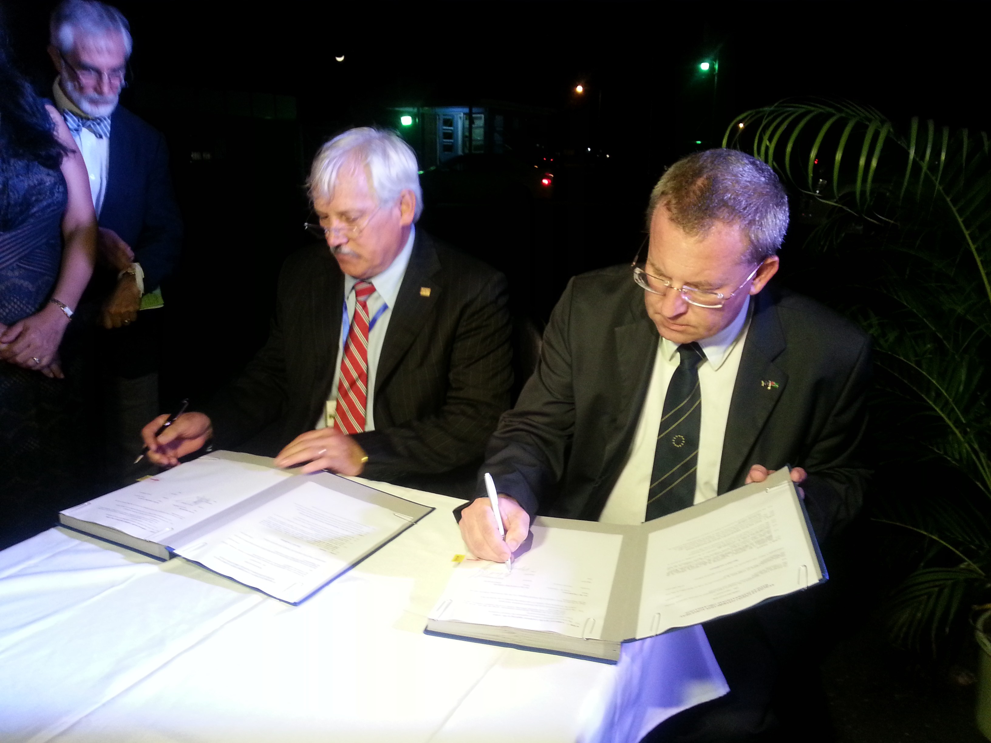 IICA Director-General Victor Villalobos (L) and EU Ambassador Robert Kopecky signed the agreement at a cocktail reception.