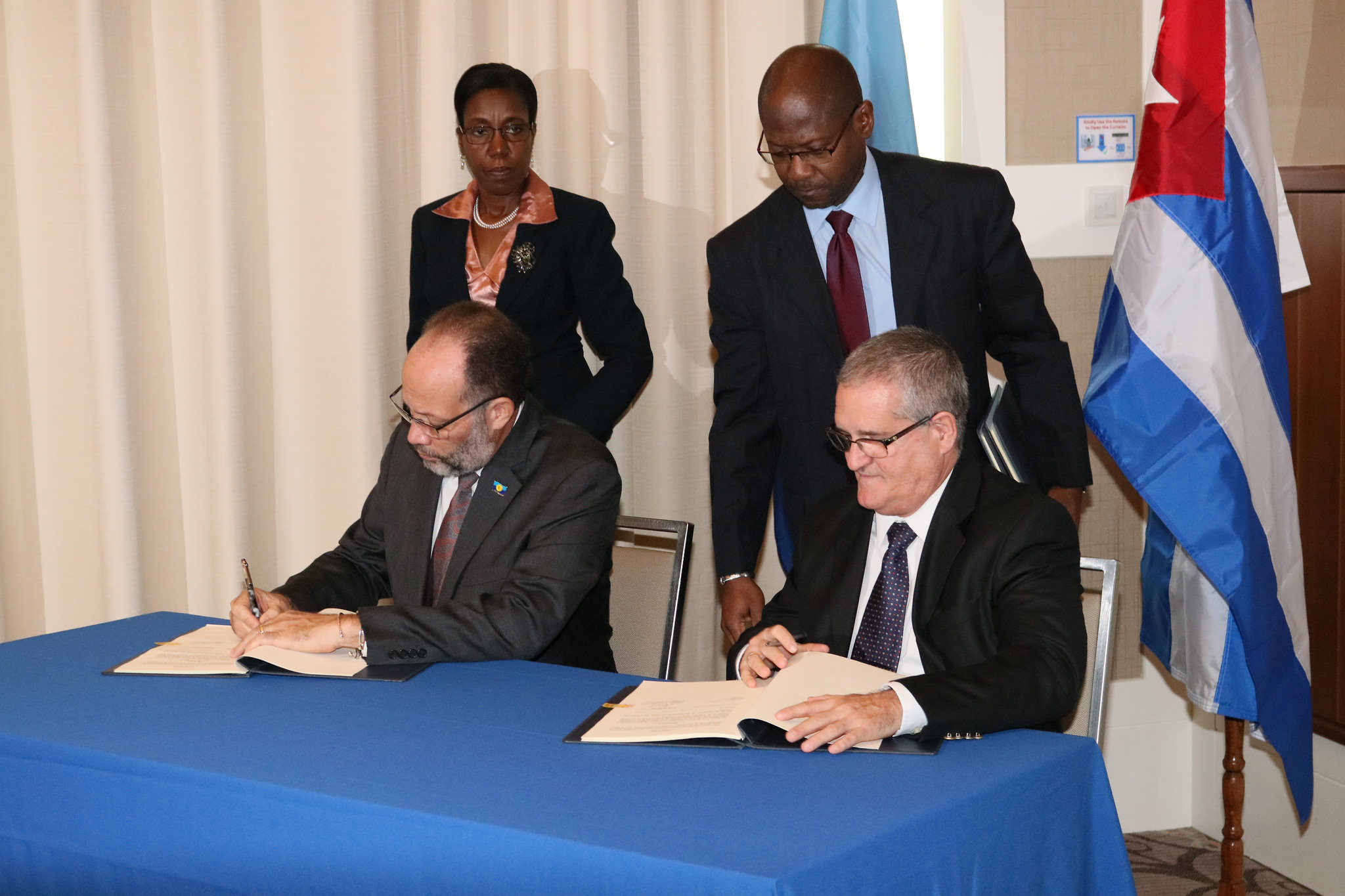 Julio Cesar Gonzalez Marchante sign the Agreement