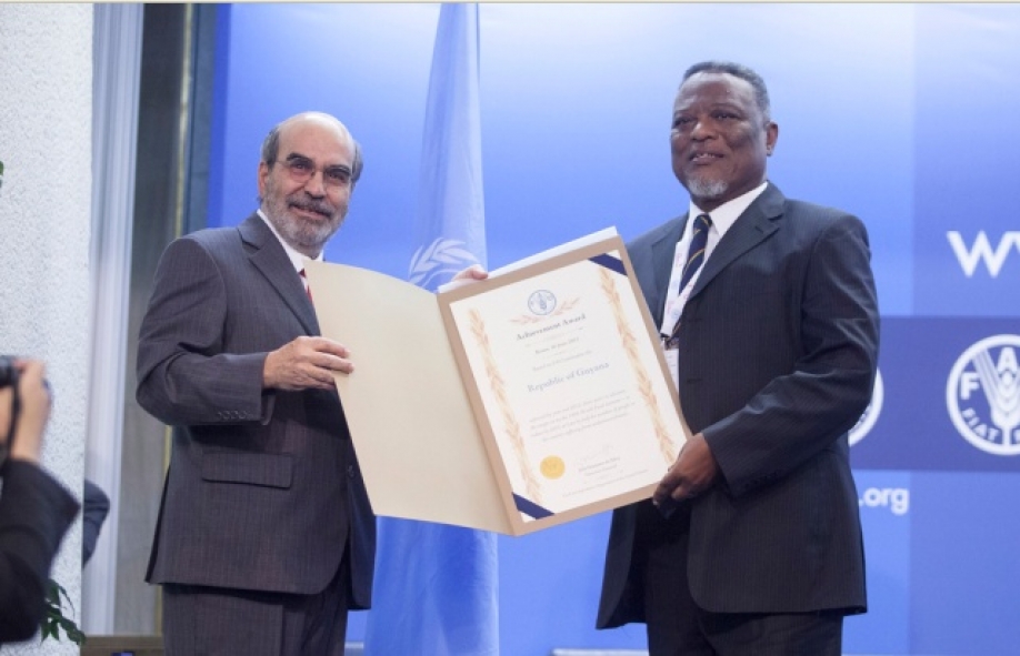 FAO Director-General Jos&eacute; Graziano da Silva with Samuel A.A. Hinds, Prime Minister of Guyana. Side Event: Recognizing outstanding progress in fighting hunger. Twenty countries have satisfied Millennium Development Goal (MDG) number one, to hal